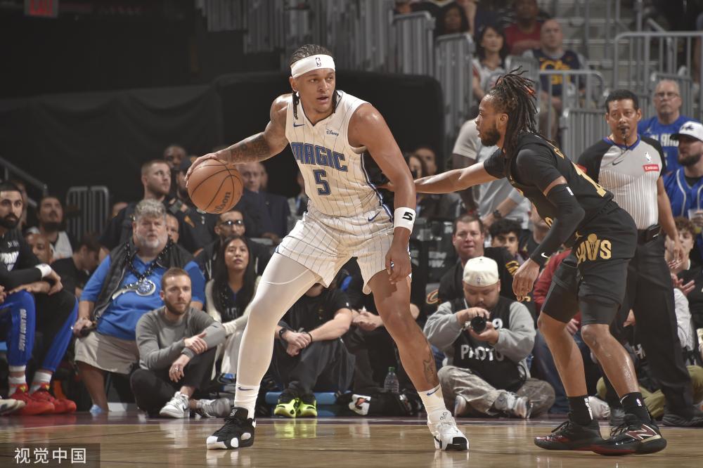 替补球员在 替补球员在